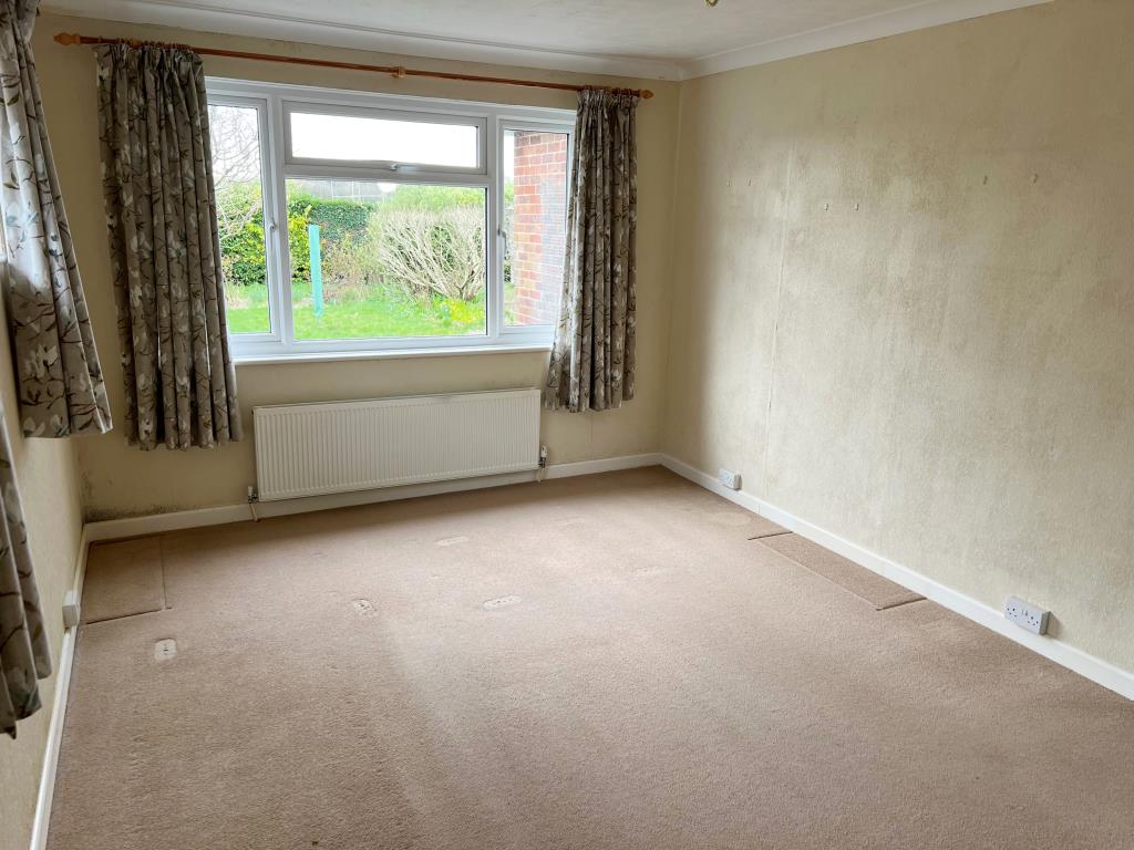 Lot: 6 - DETACHED BUNGALOW FOR IMPROVEMENT AND GARAGE -